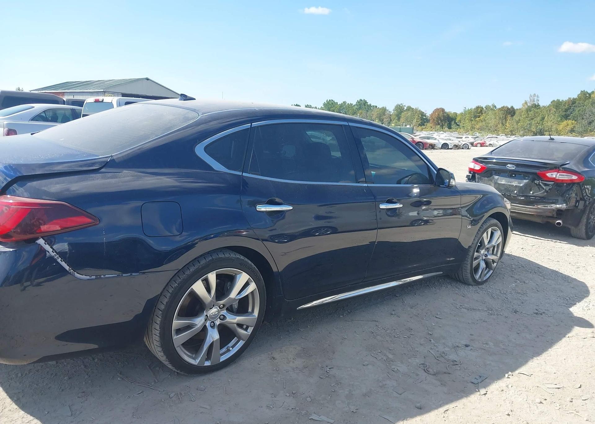 2015 INFINITI Q70L 5.6