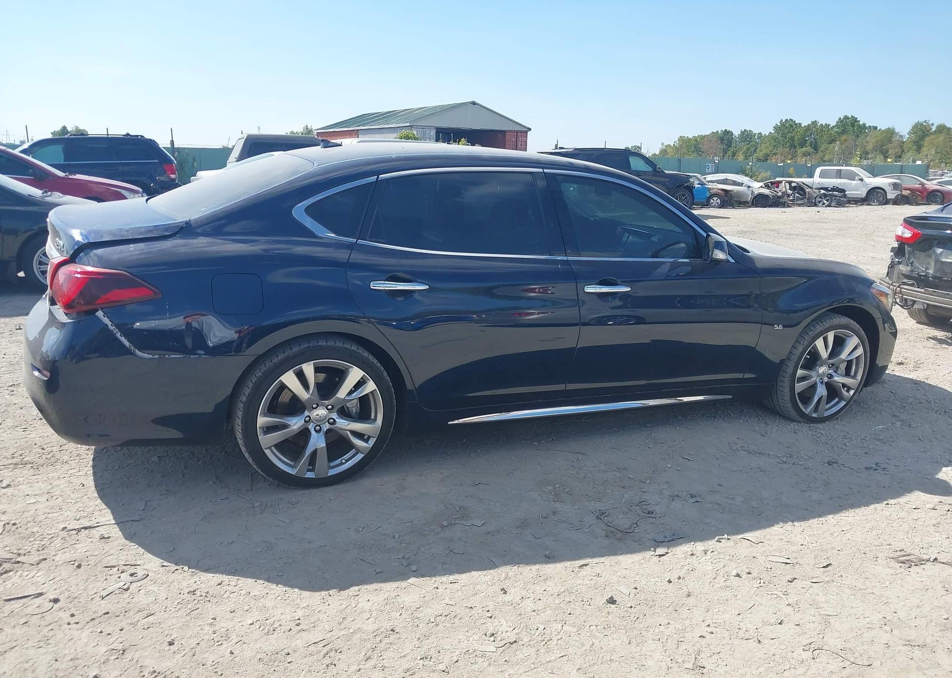 2015 INFINITI Q70L 5.6