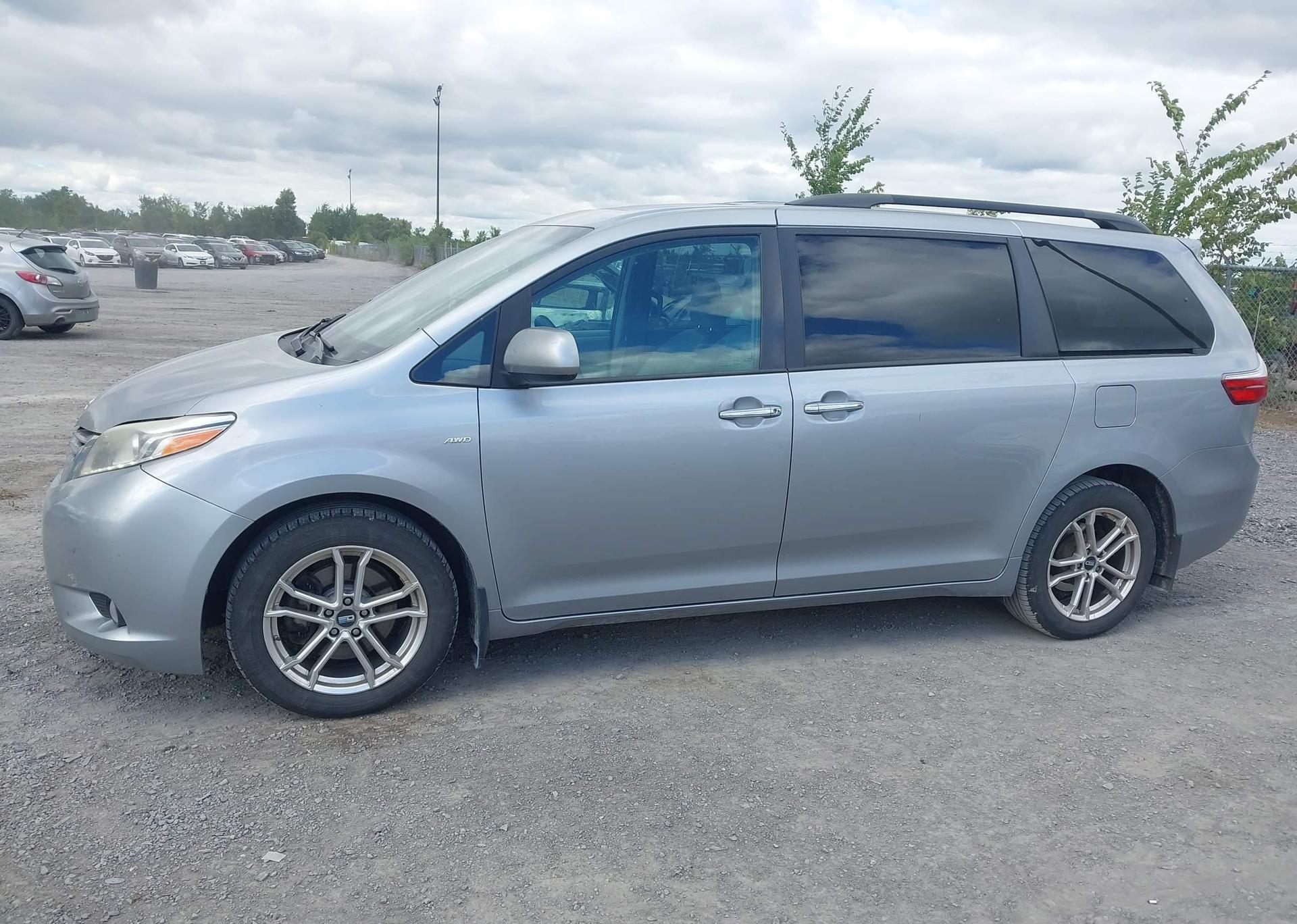 2017 TOYOTA SIENNA XLE 7 PASSENGER