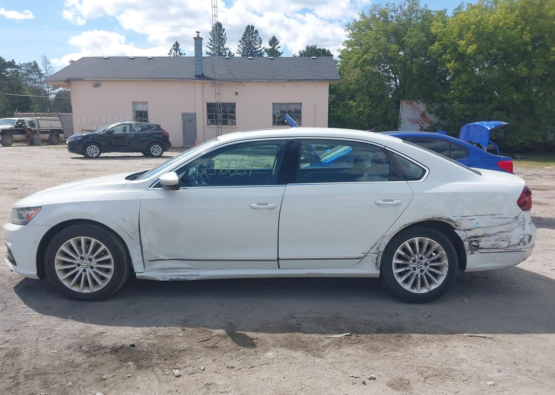 2017 VOLKSWAGEN PASSAT SE