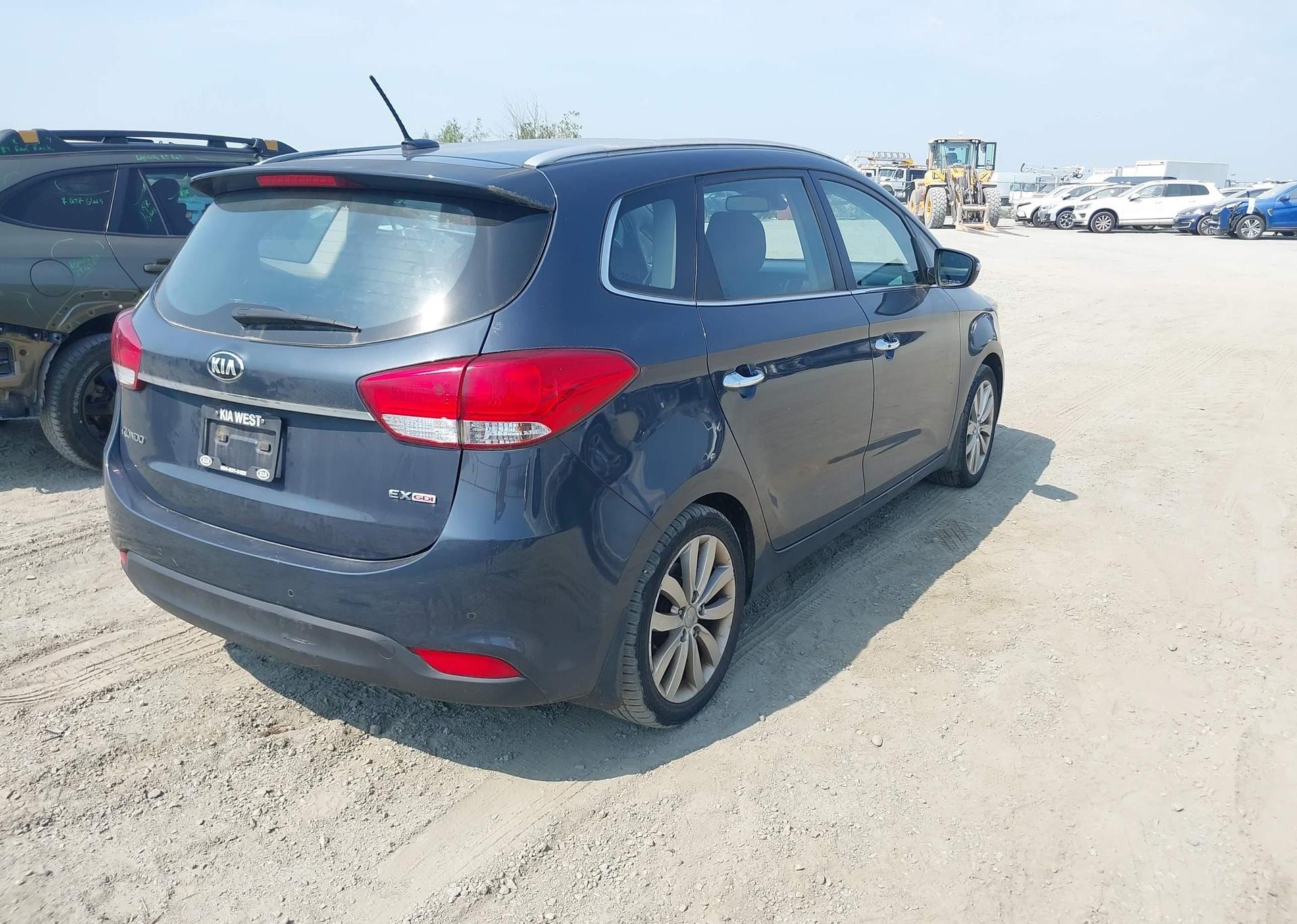 2015 KIA RONDO