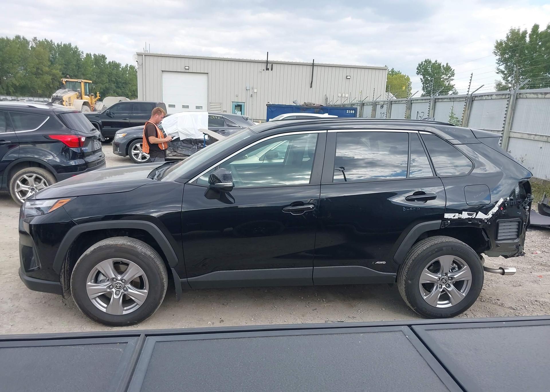 2025 TOYOTA RAV4 HYBRID XLE
