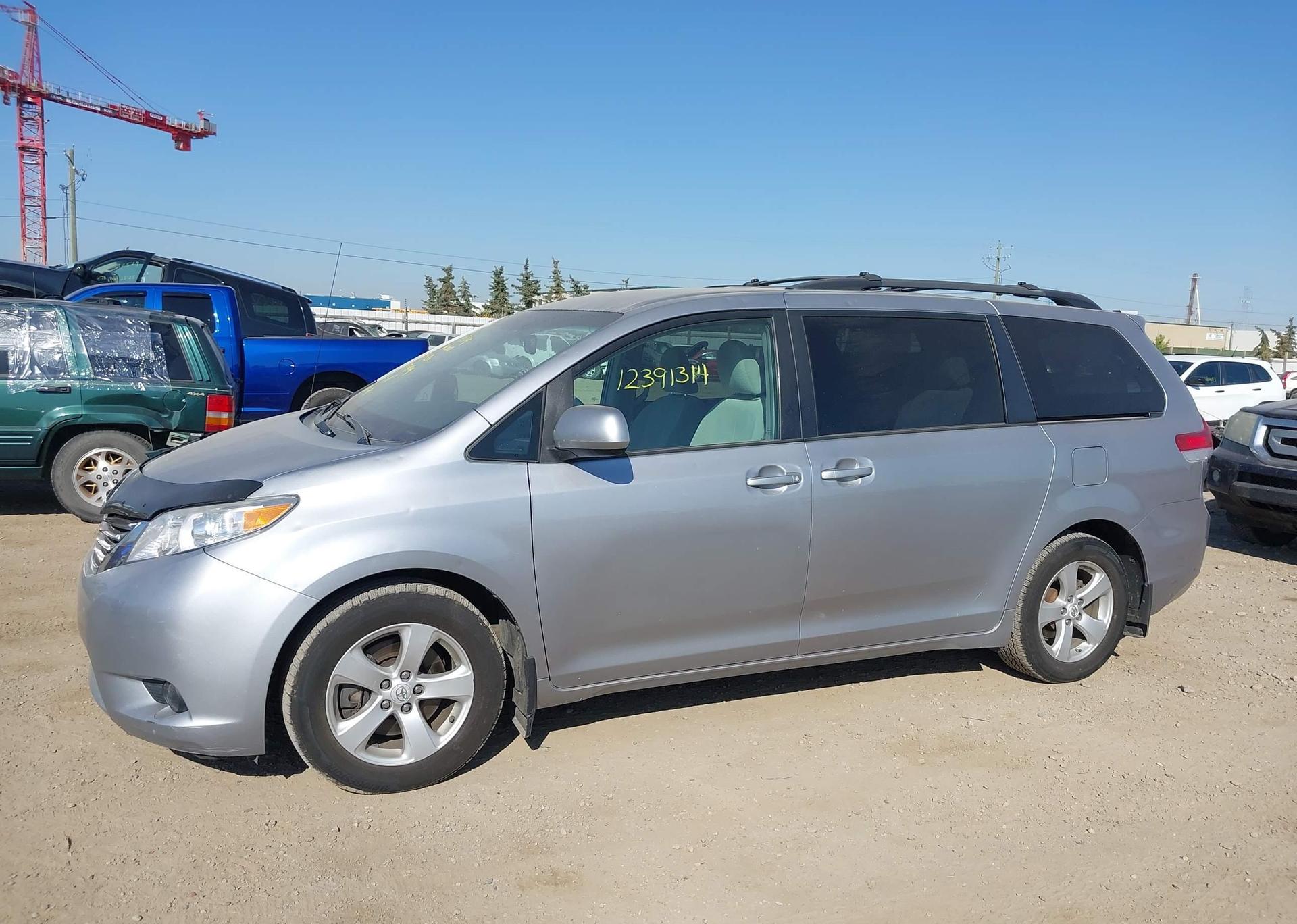 2012 TOYOTA SIENNA LE