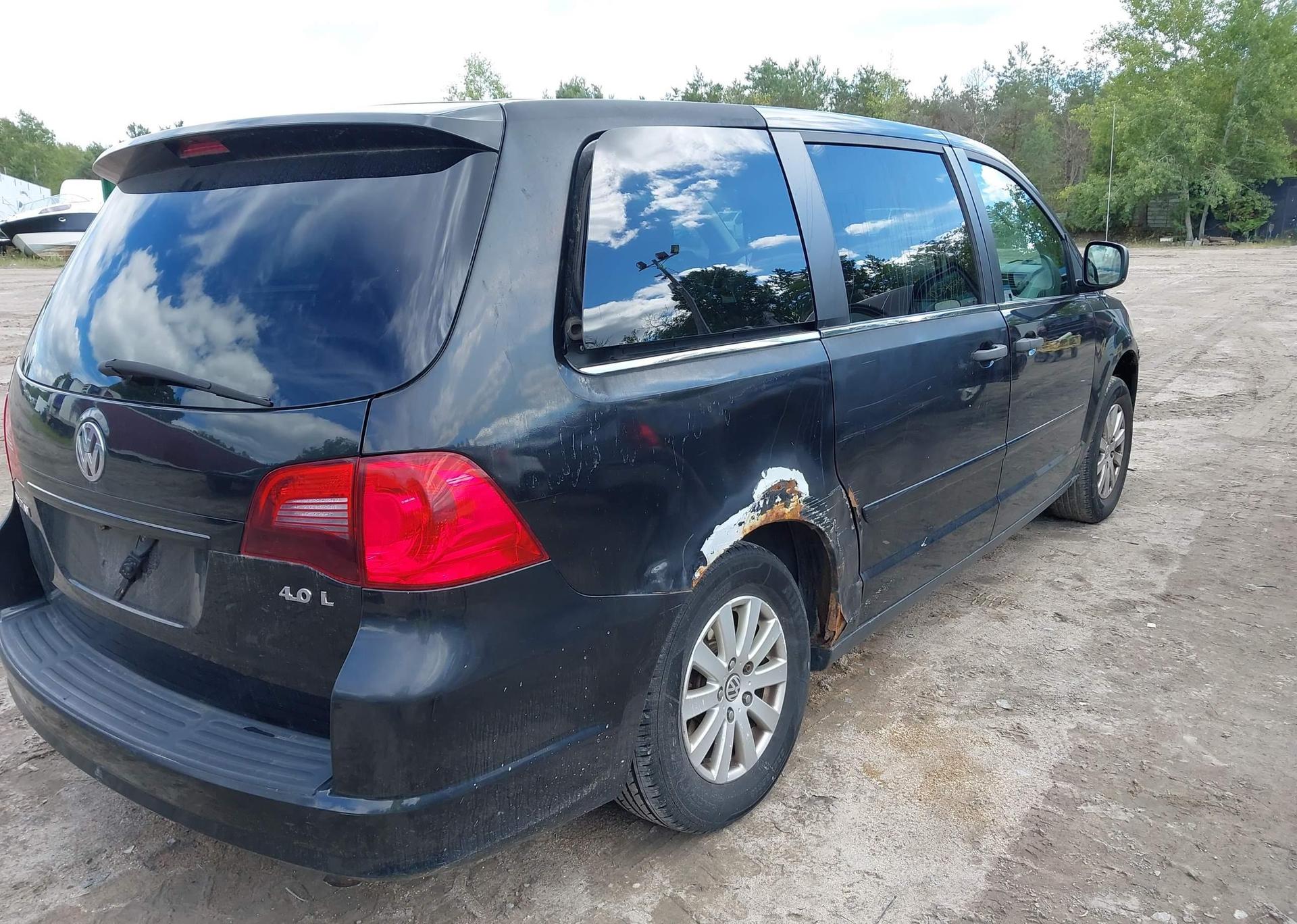 2010 VOLKSWAGEN ROUTAN S