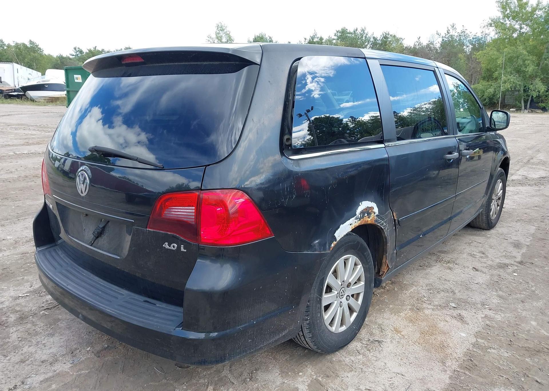 2010 VOLKSWAGEN ROUTAN S