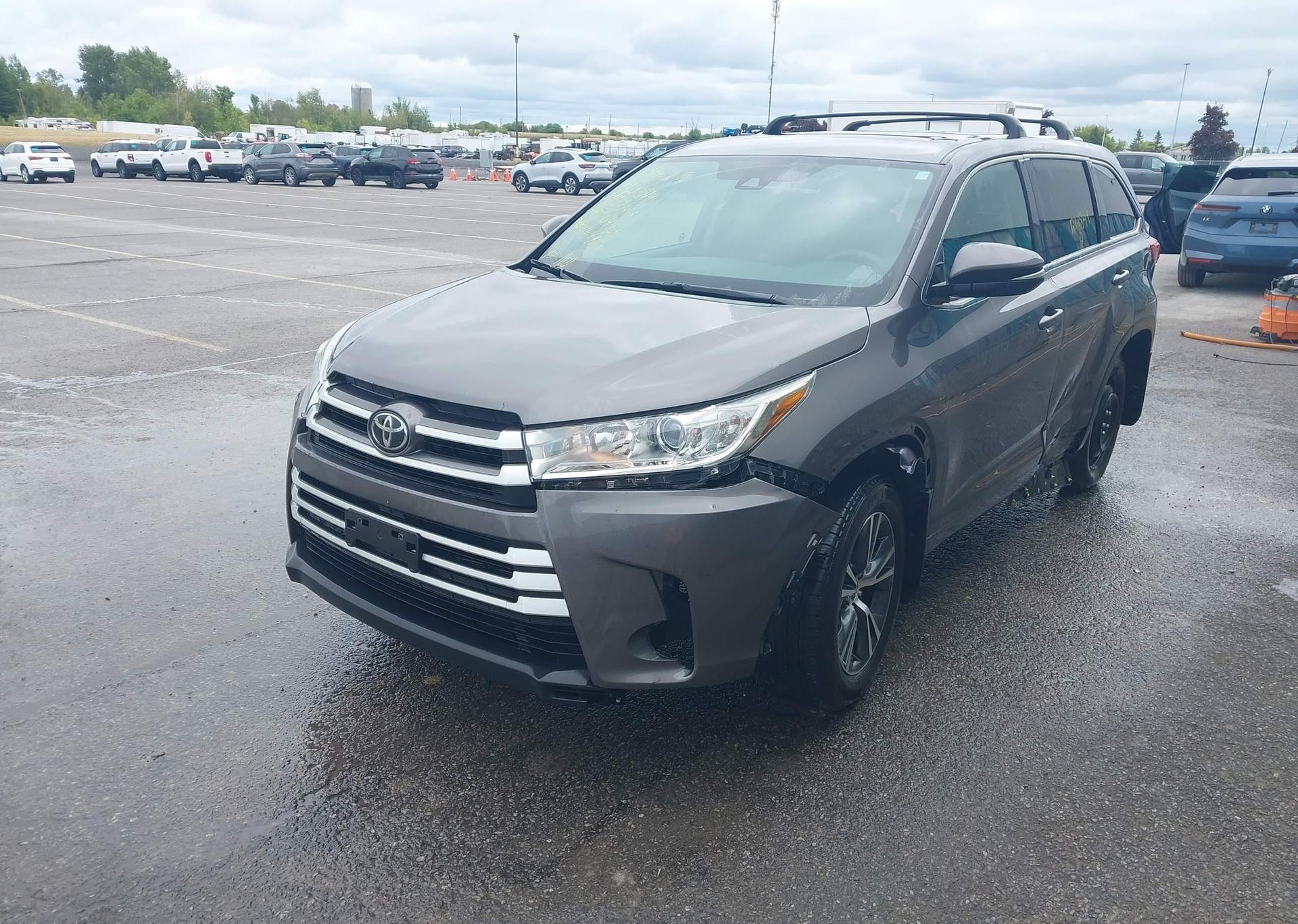 2017 TOYOTA HIGHLANDER LE