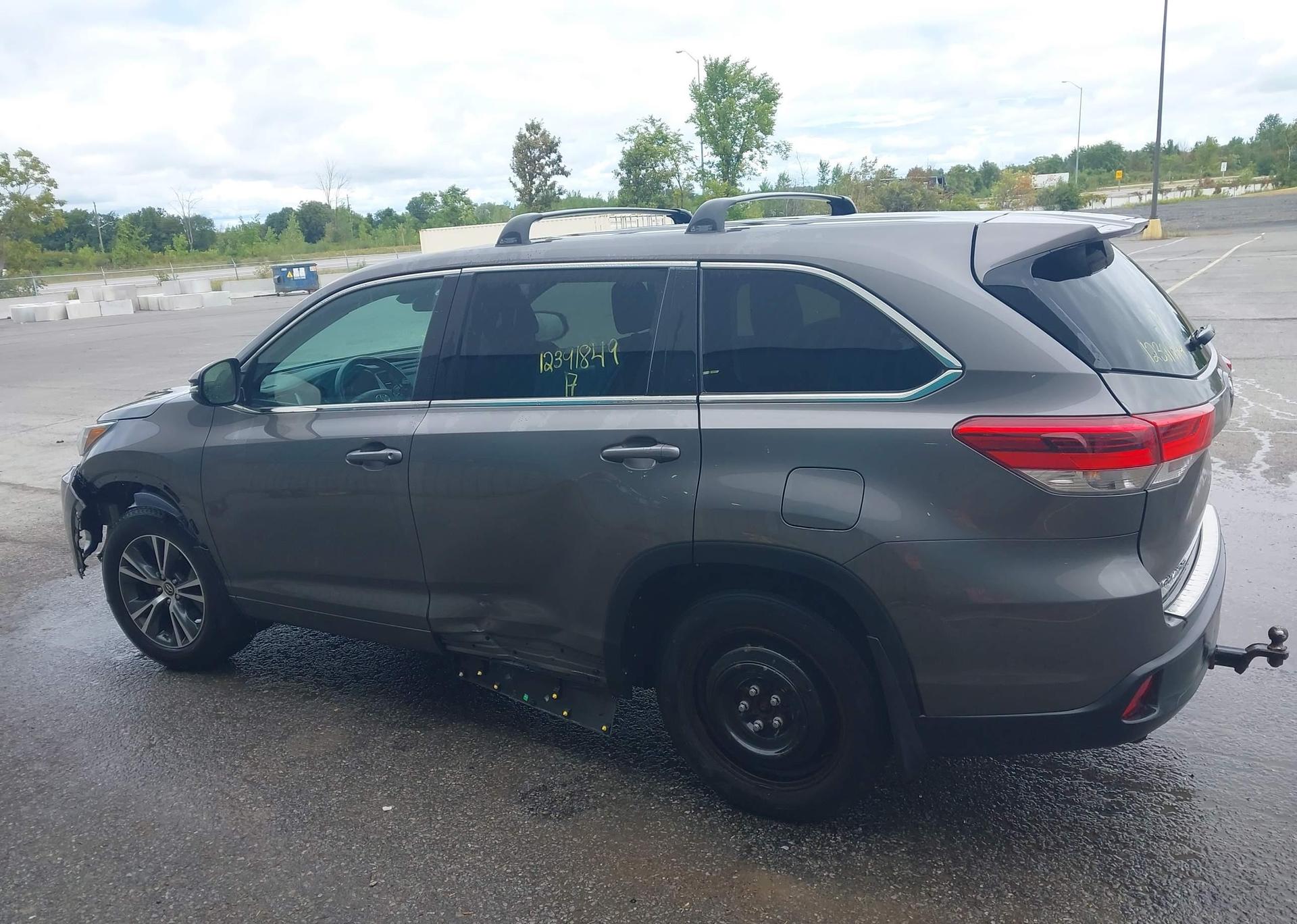 2017 TOYOTA HIGHLANDER LE