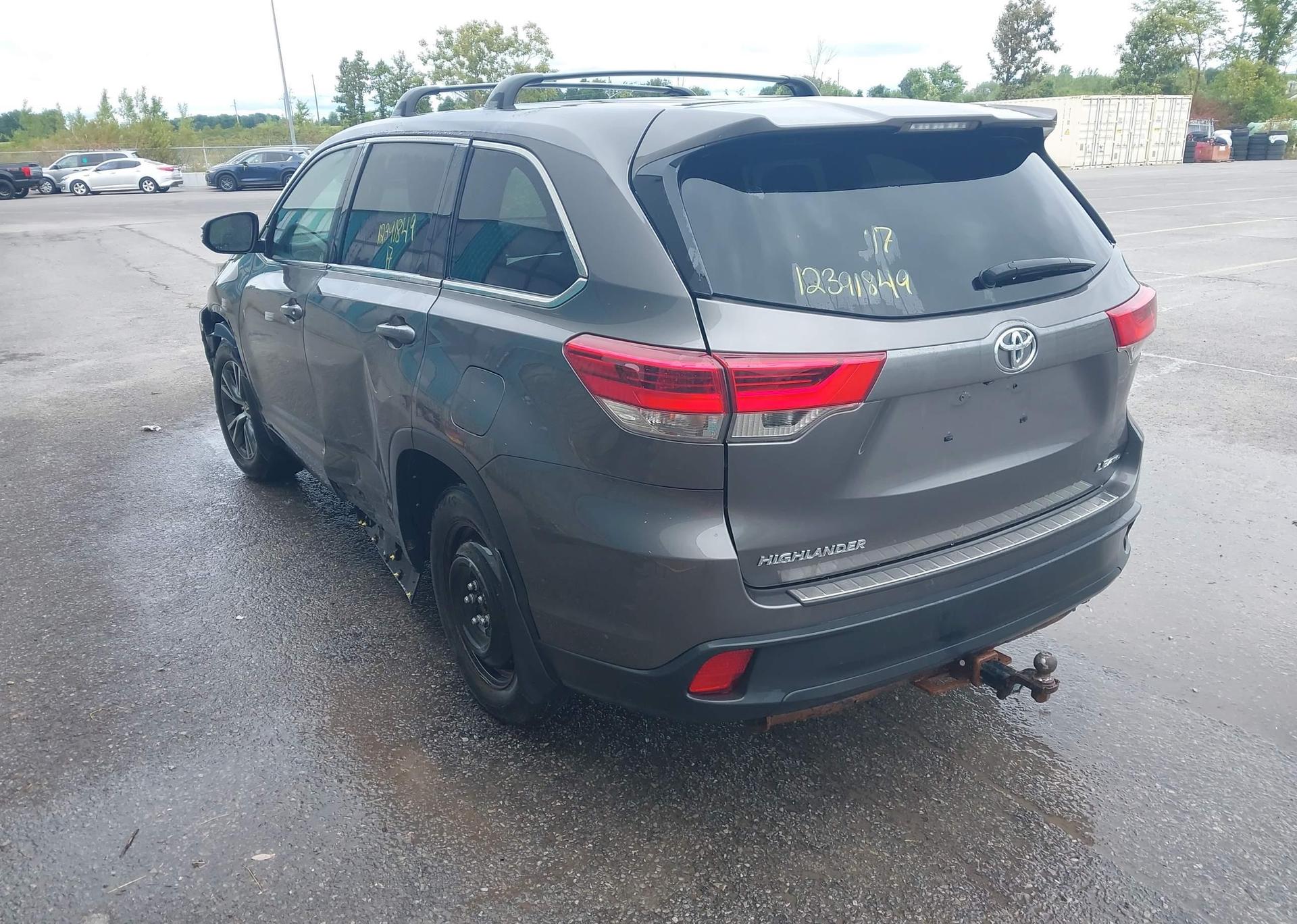 2017 TOYOTA HIGHLANDER LE