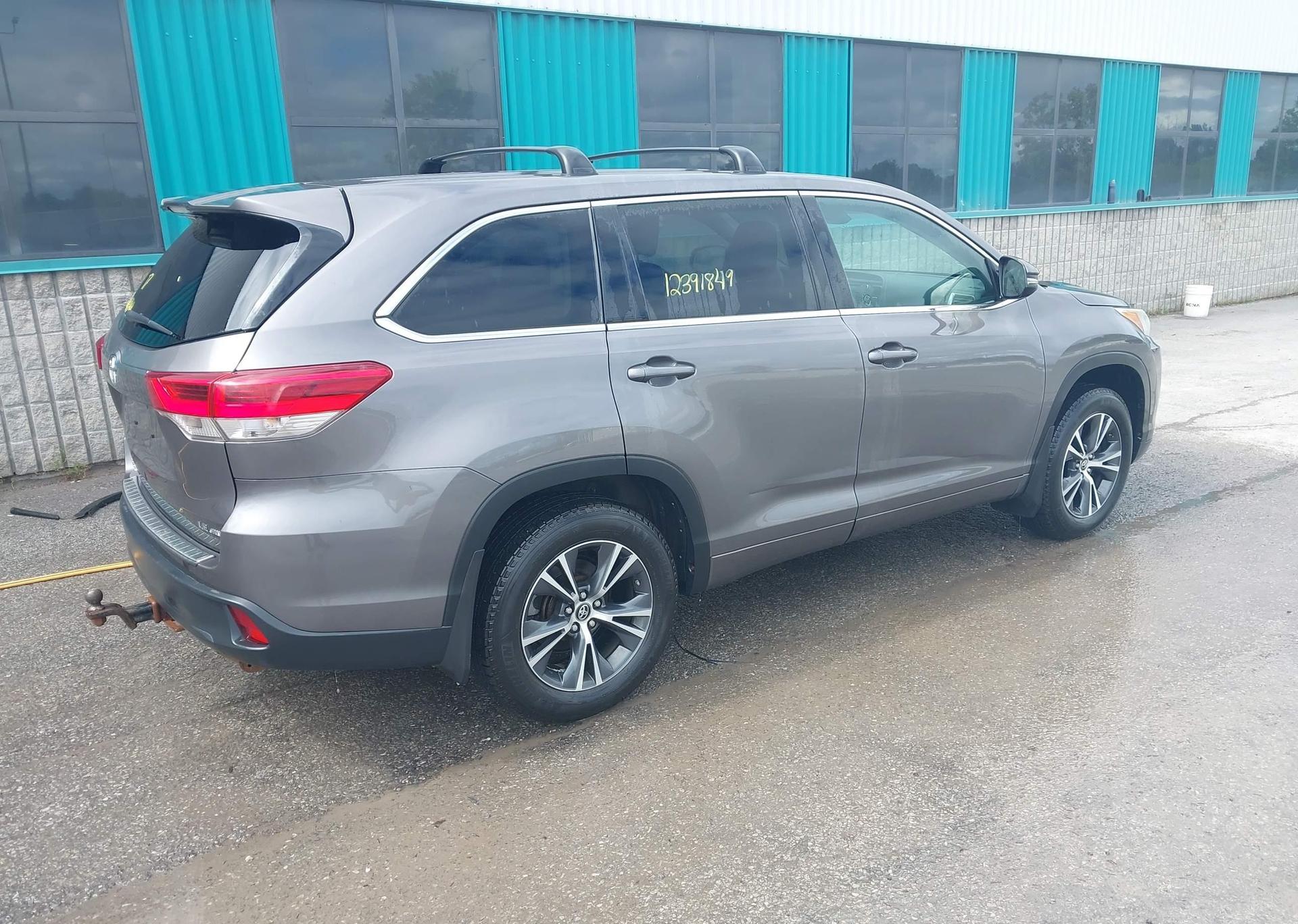 2017 TOYOTA HIGHLANDER LE
