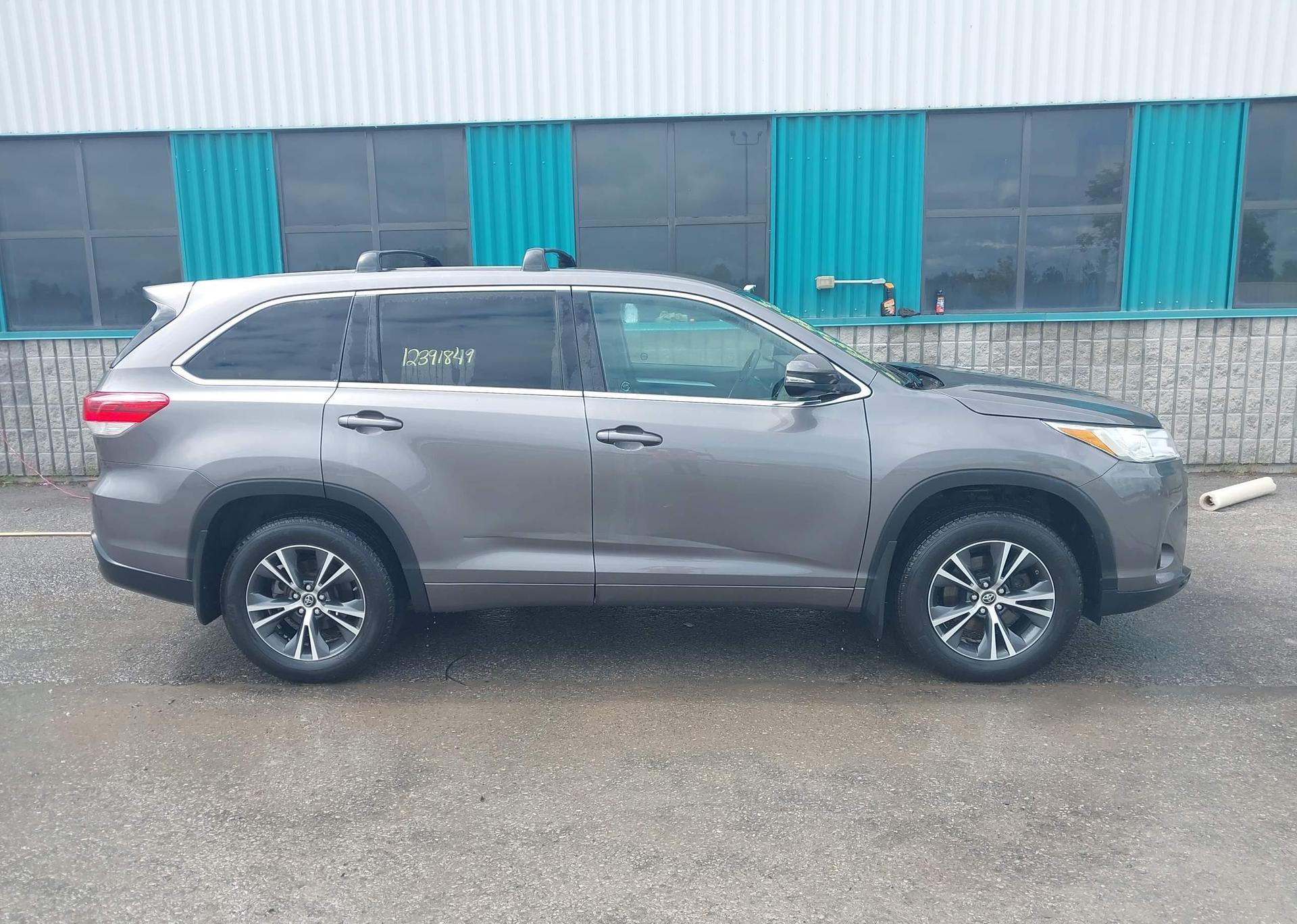 2017 TOYOTA HIGHLANDER LE