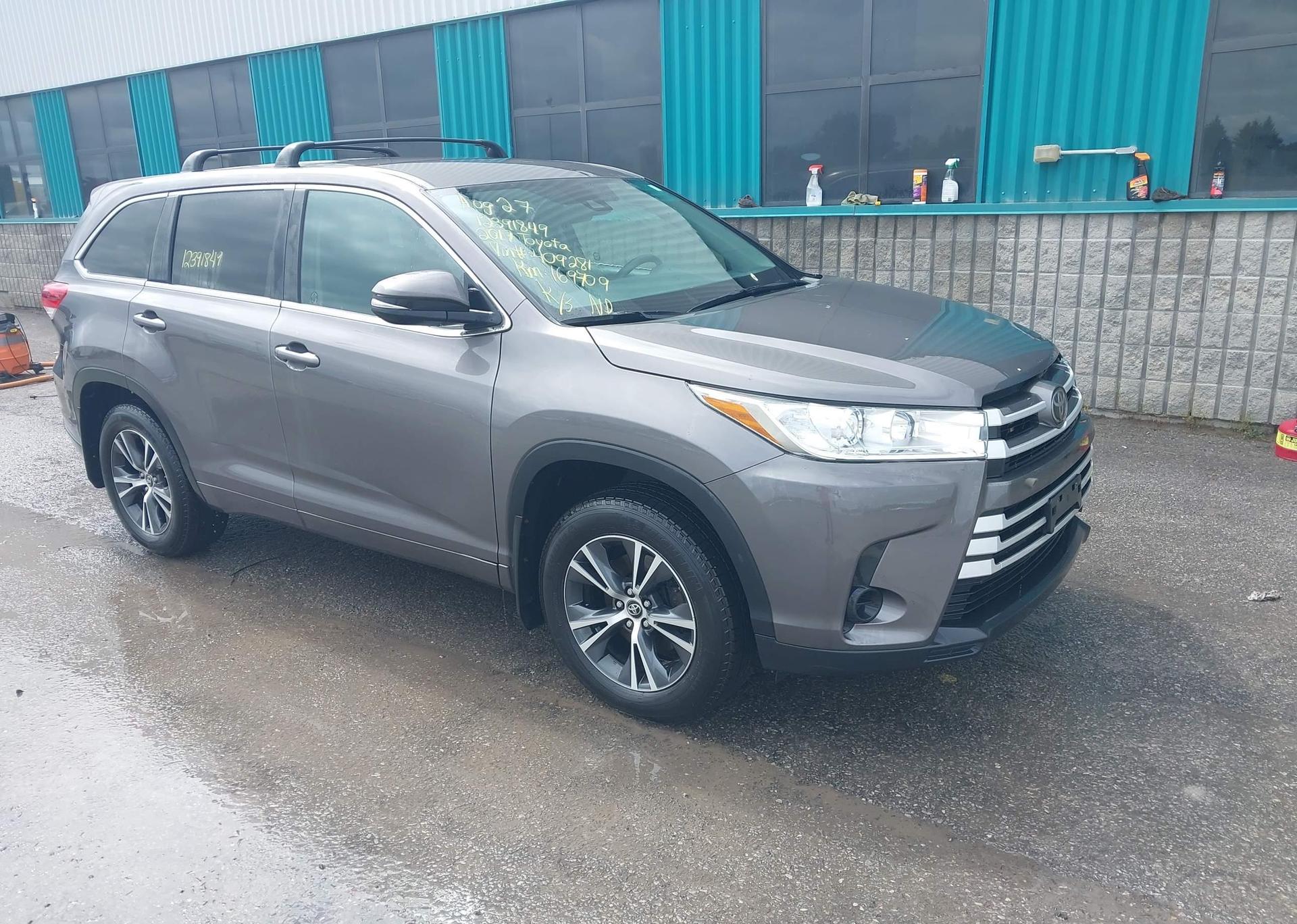2017 TOYOTA HIGHLANDER LE