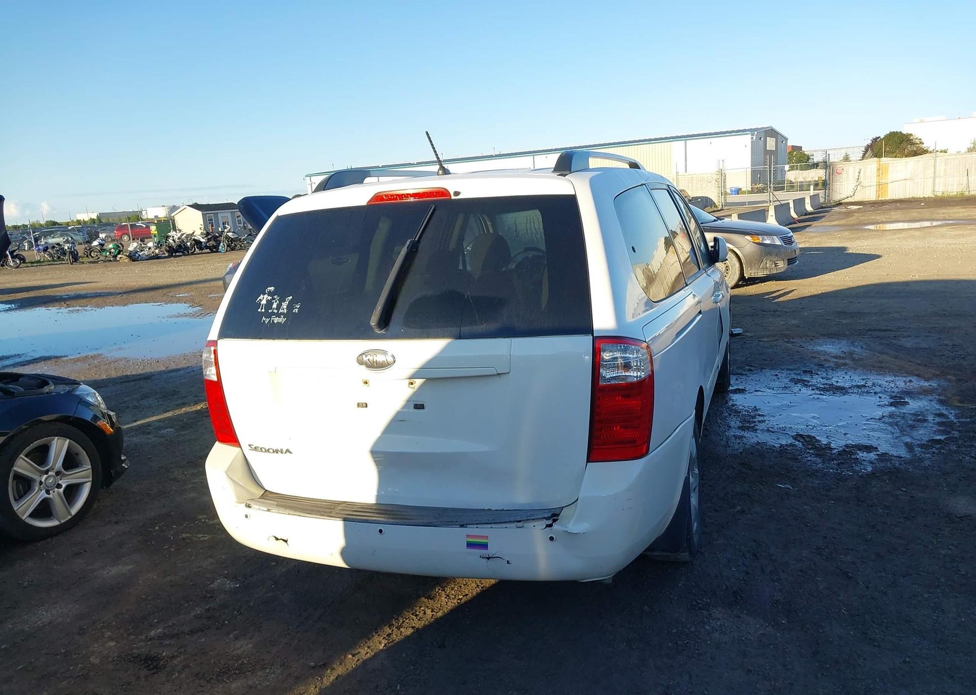 2010 KIA SEDONA LX