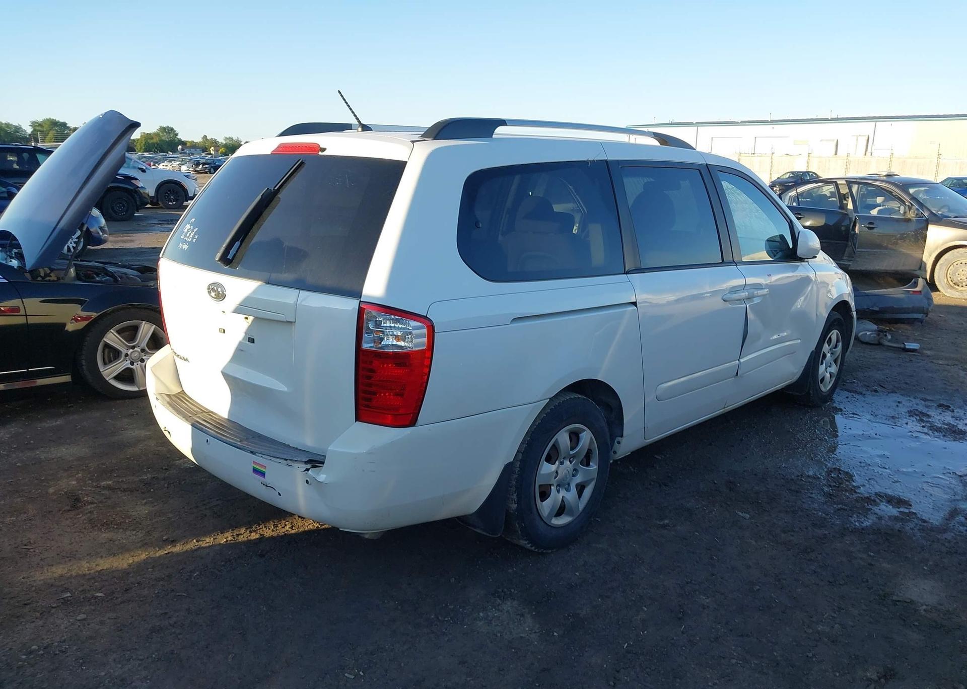 2010 KIA SEDONA LX