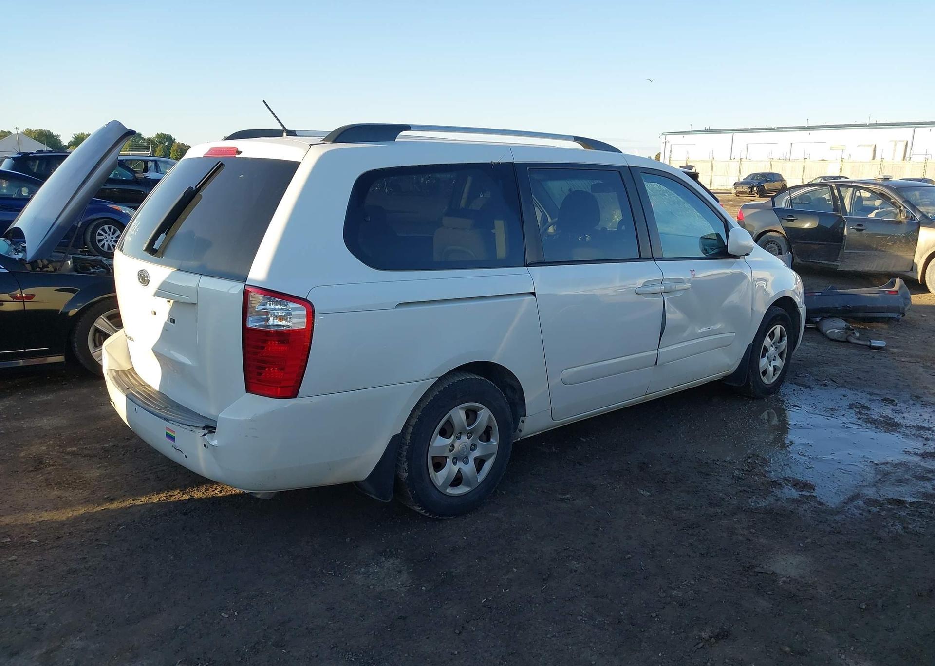 2010 KIA SEDONA LX