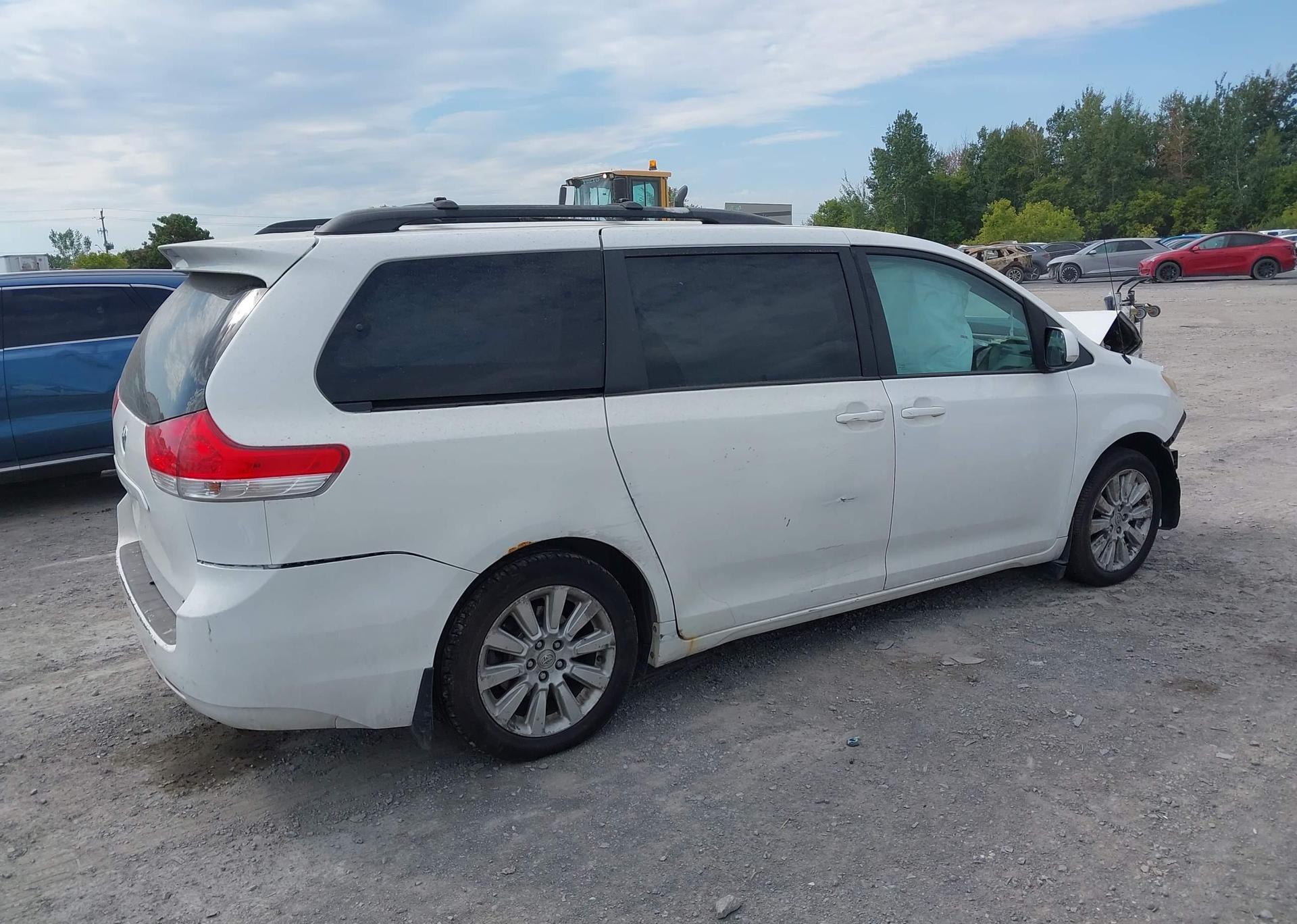 2012 TOYOTA SIENNA