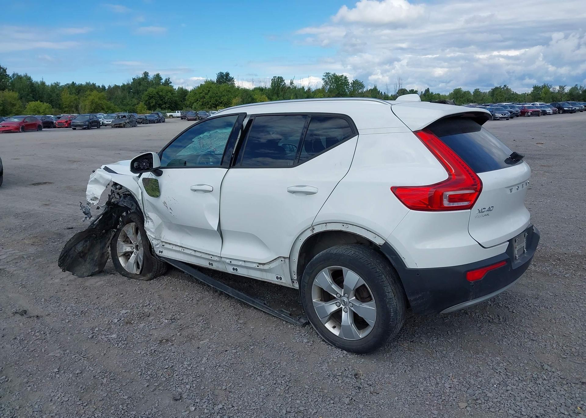 2019 VOLVO XC40 T5 MOMENTUM