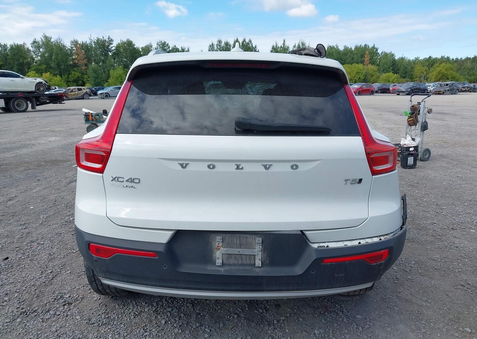 2019 VOLVO XC40 T5 MOMENTUM