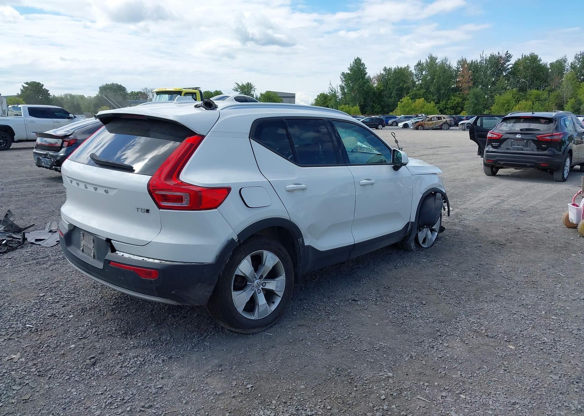 2019 VOLVO XC40 T5 MOMENTUM