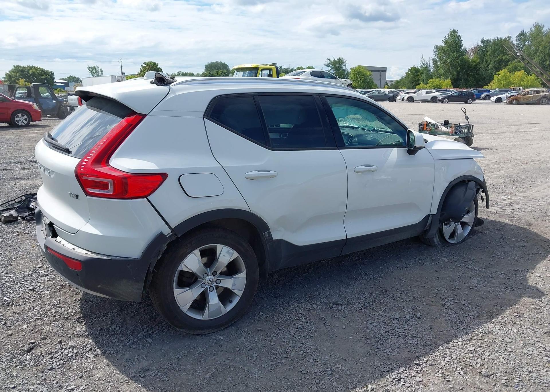 2019 VOLVO XC40 T5 MOMENTUM