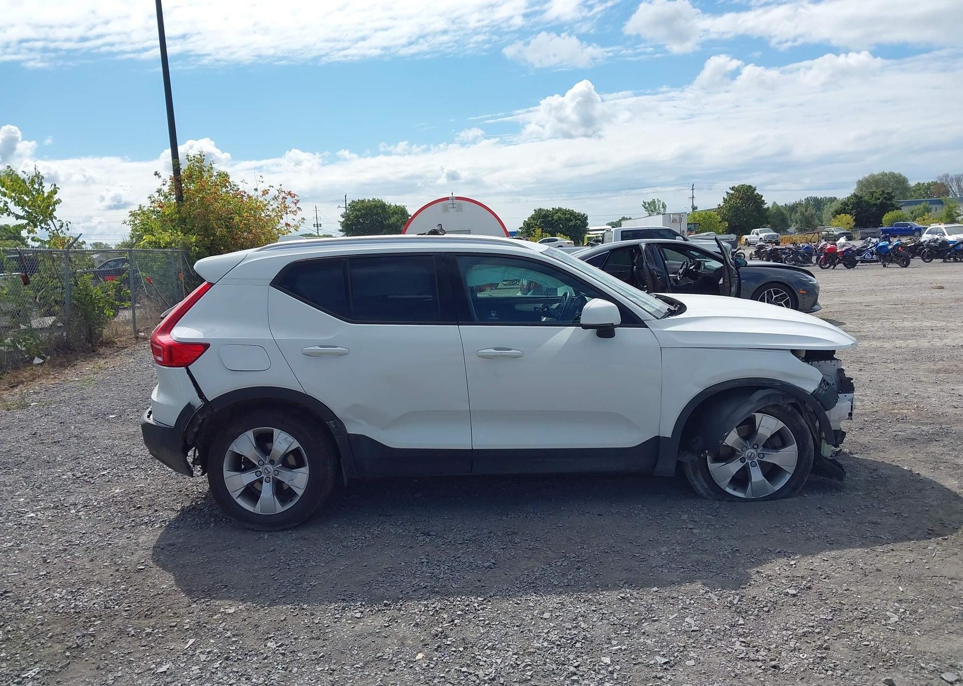 2019 VOLVO XC40 T5 MOMENTUM