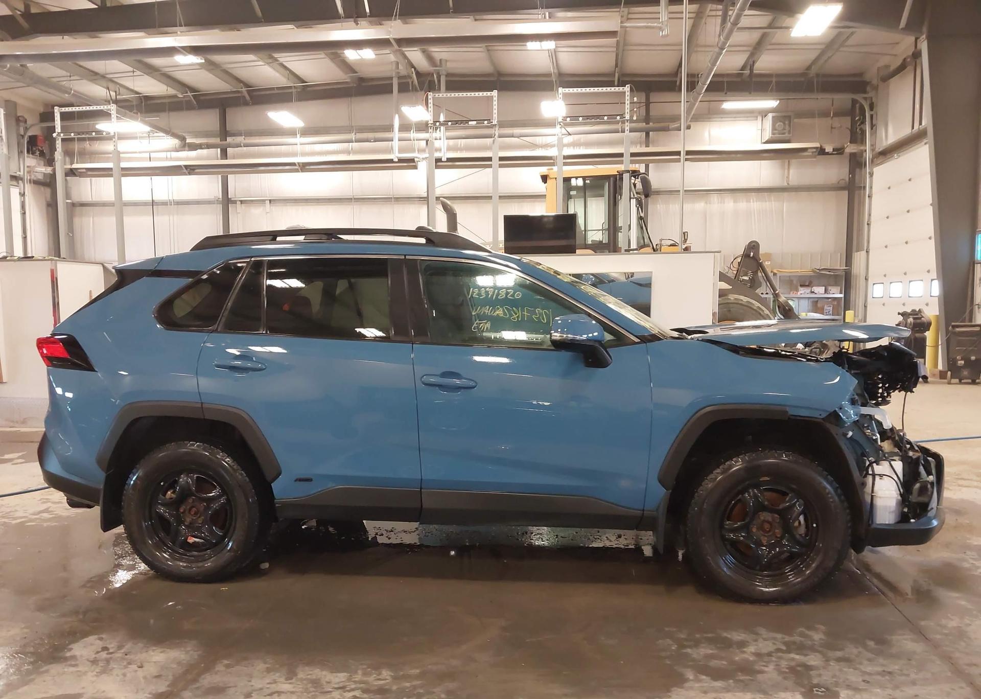 2023 TOYOTA RAV4 HYBRID XLE
