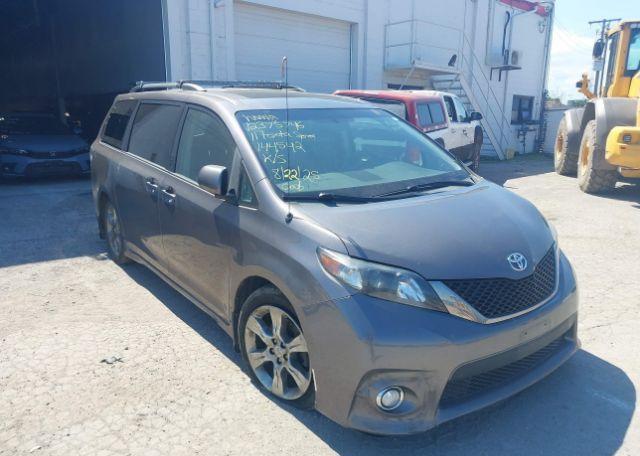 2011 TOYOTA SIENNA SE 8 PASSENGER