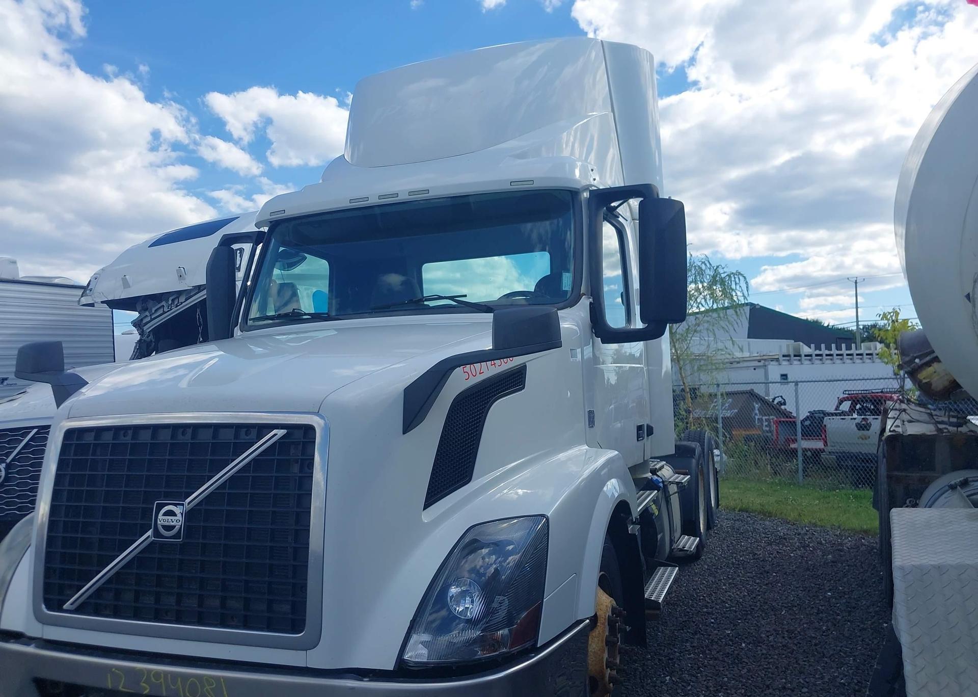 2015 VOLVO VN VNL