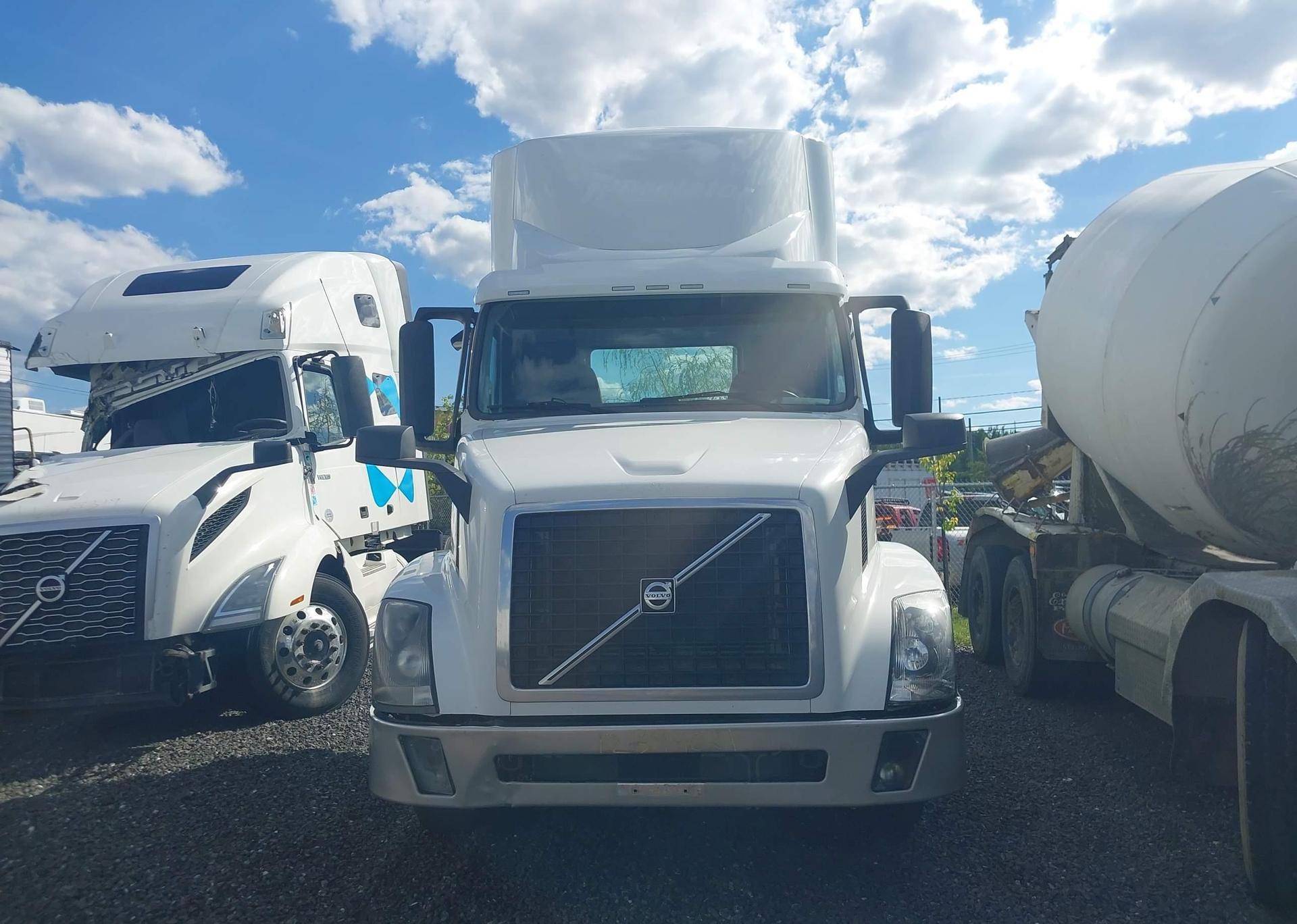 2015 VOLVO VN VNL