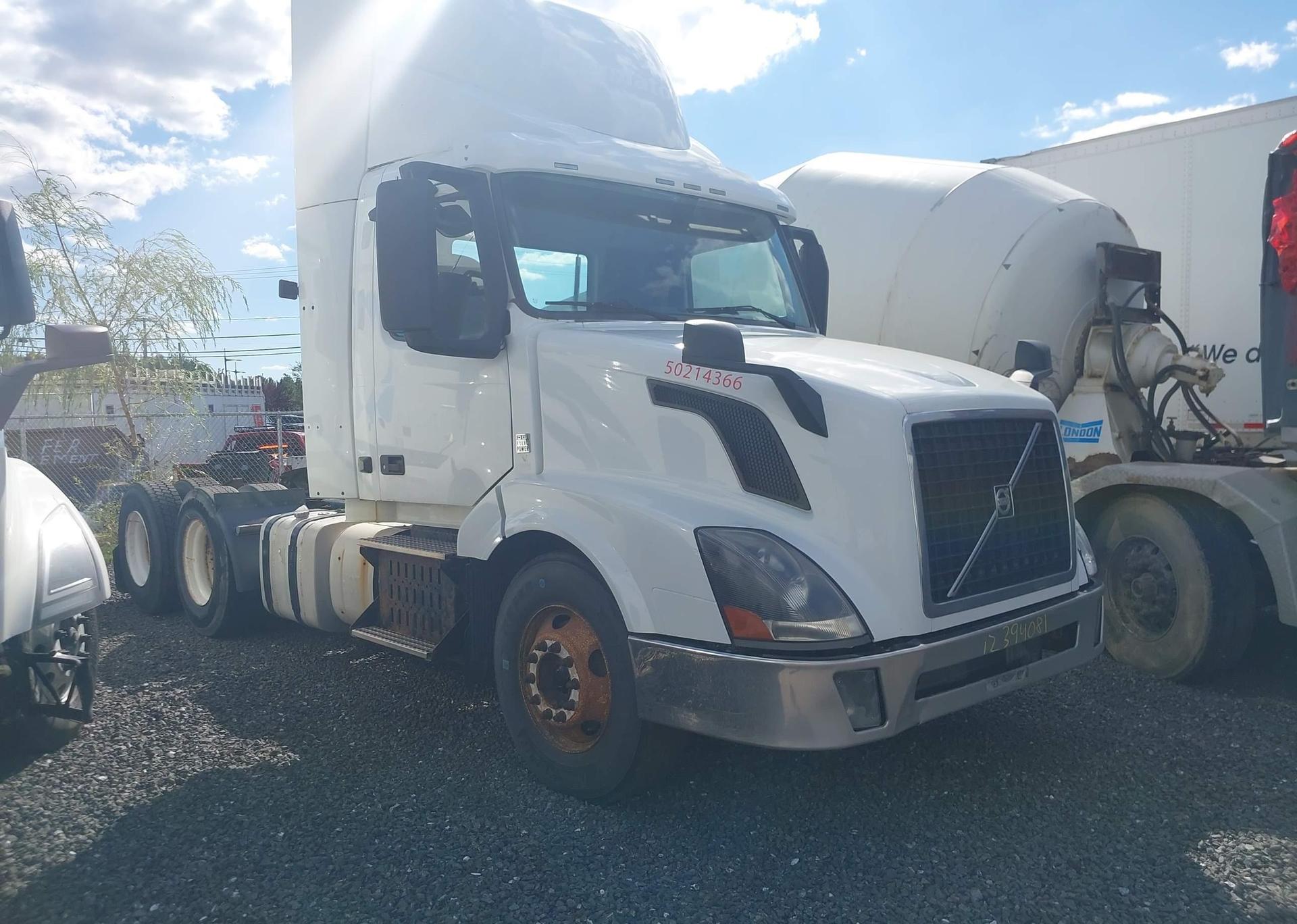 2015 VOLVO VN VNL