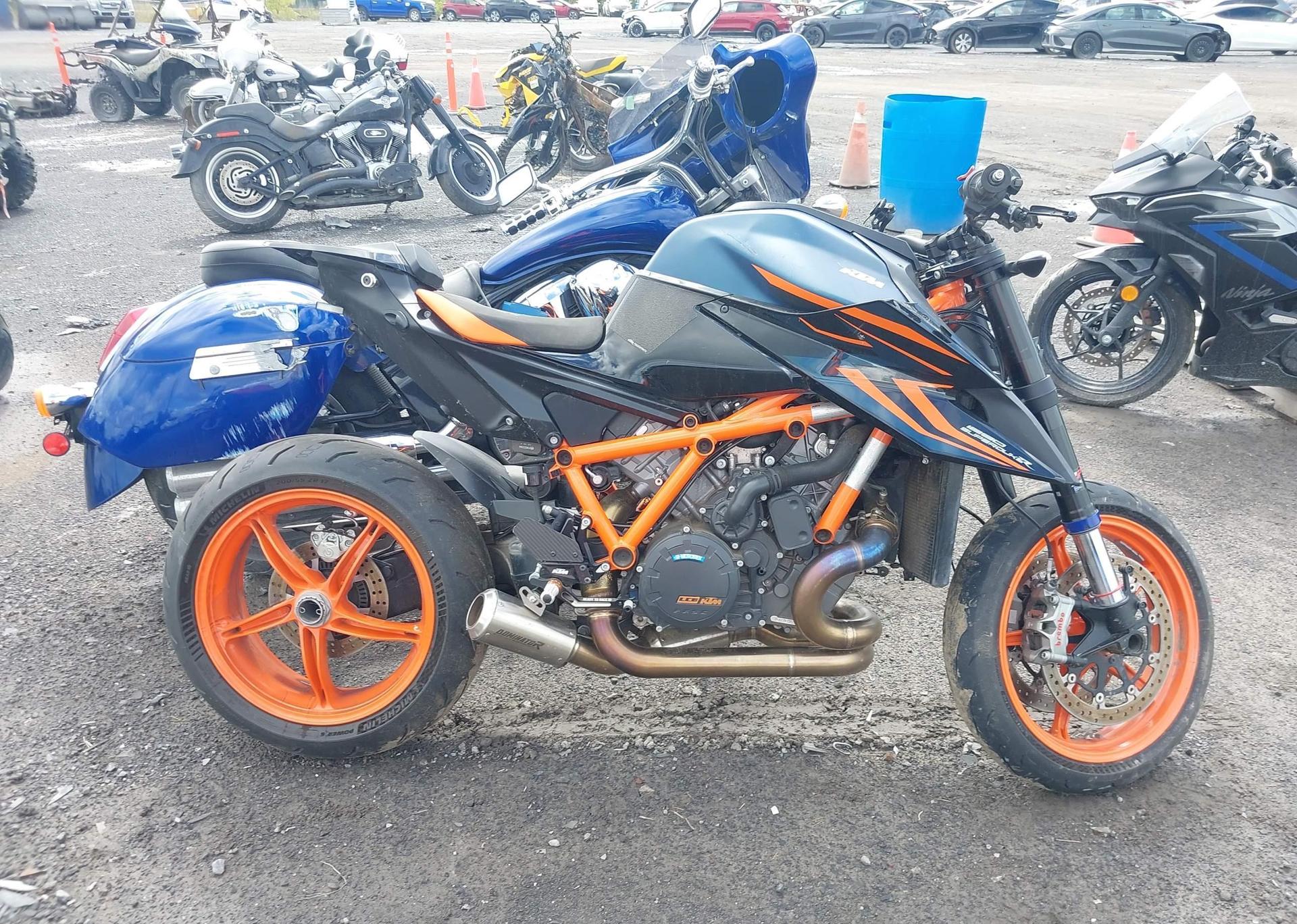 2023 KTM 1290 SUPER DUKE R