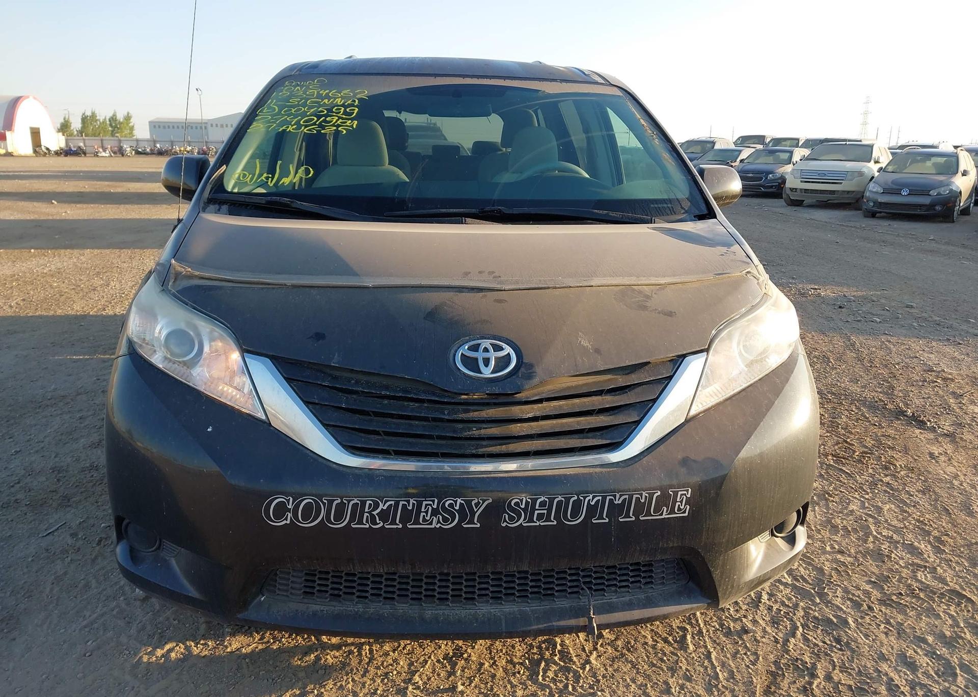 2011 TOYOTA SIENNA LE