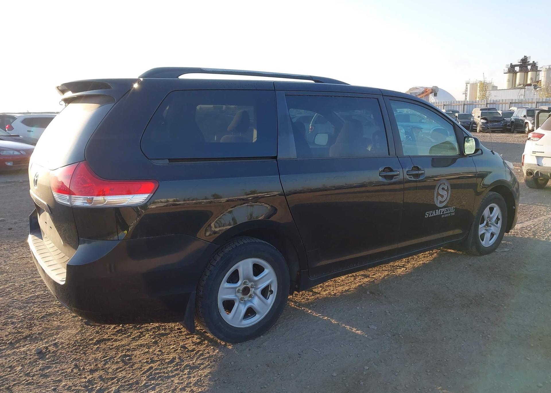 2011 TOYOTA SIENNA LE