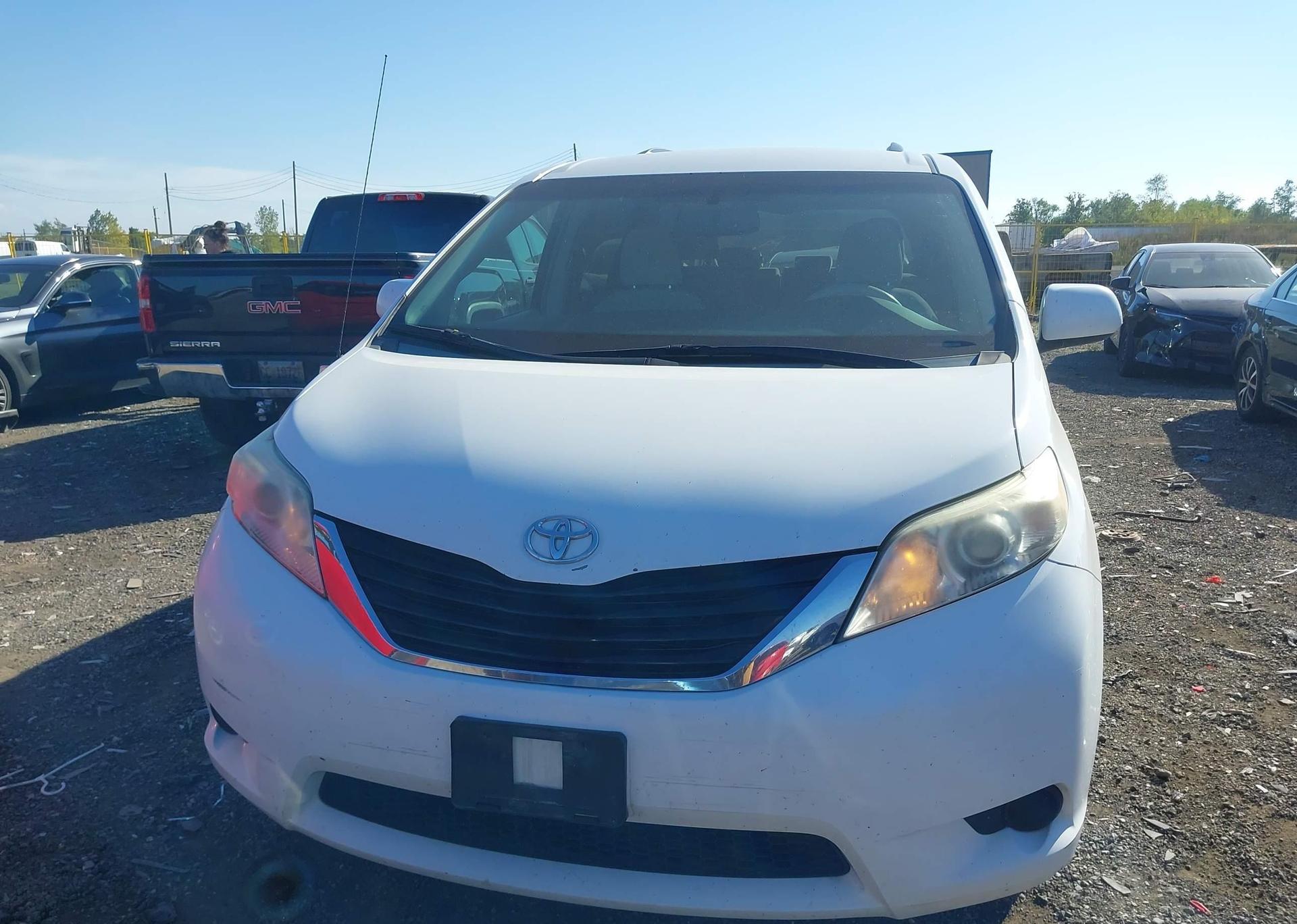 2014 TOYOTA SIENNA LE