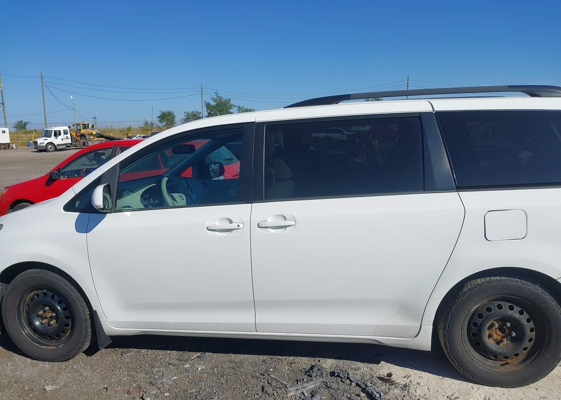 2014 TOYOTA SIENNA LE