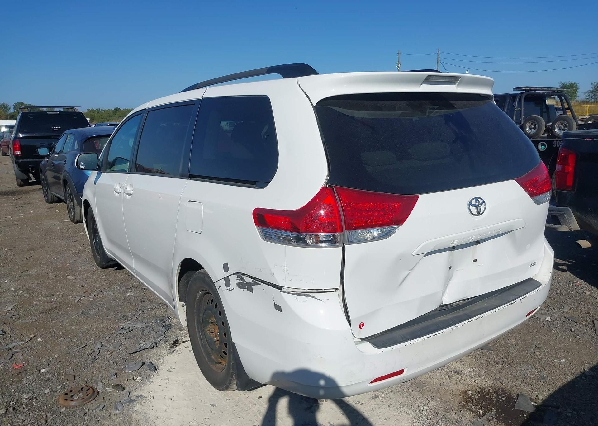 2014 TOYOTA SIENNA LE