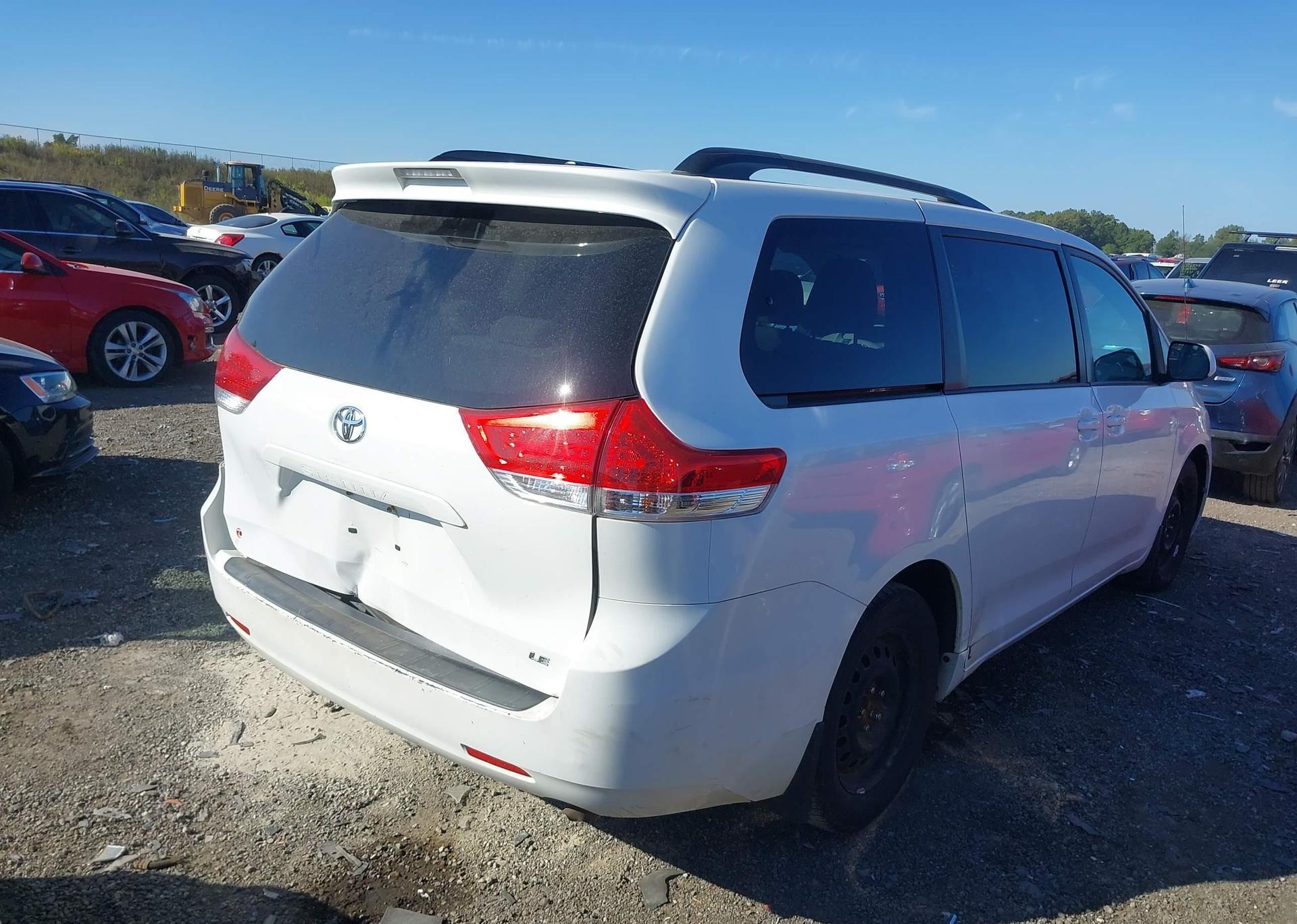 2014 TOYOTA SIENNA LE