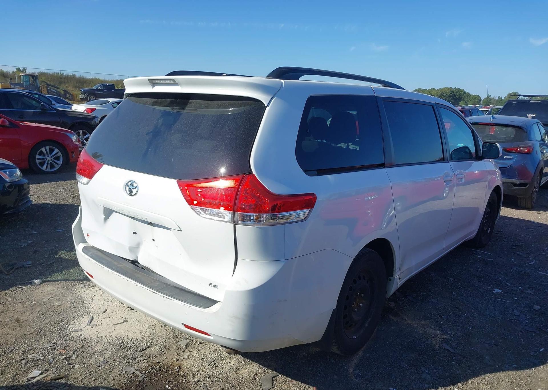 2014 TOYOTA SIENNA LE