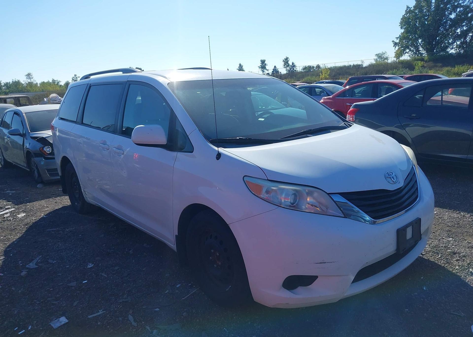 2014 TOYOTA SIENNA LE