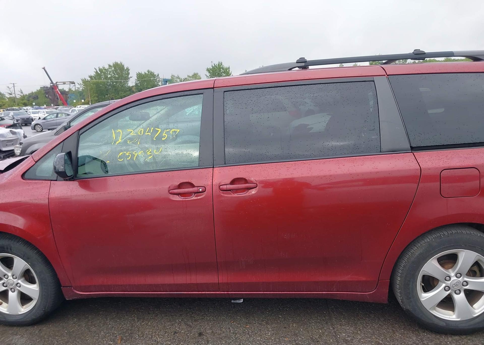 2011 TOYOTA SIENNA