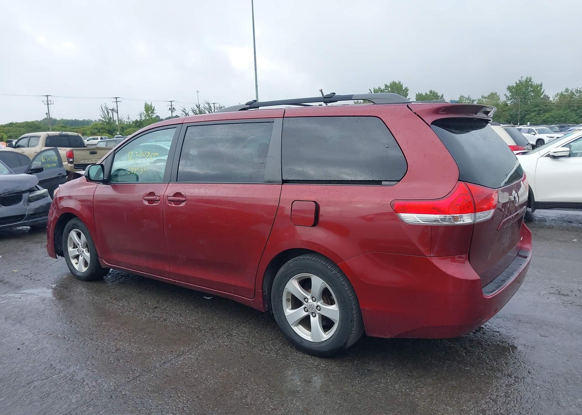 2011 TOYOTA SIENNA