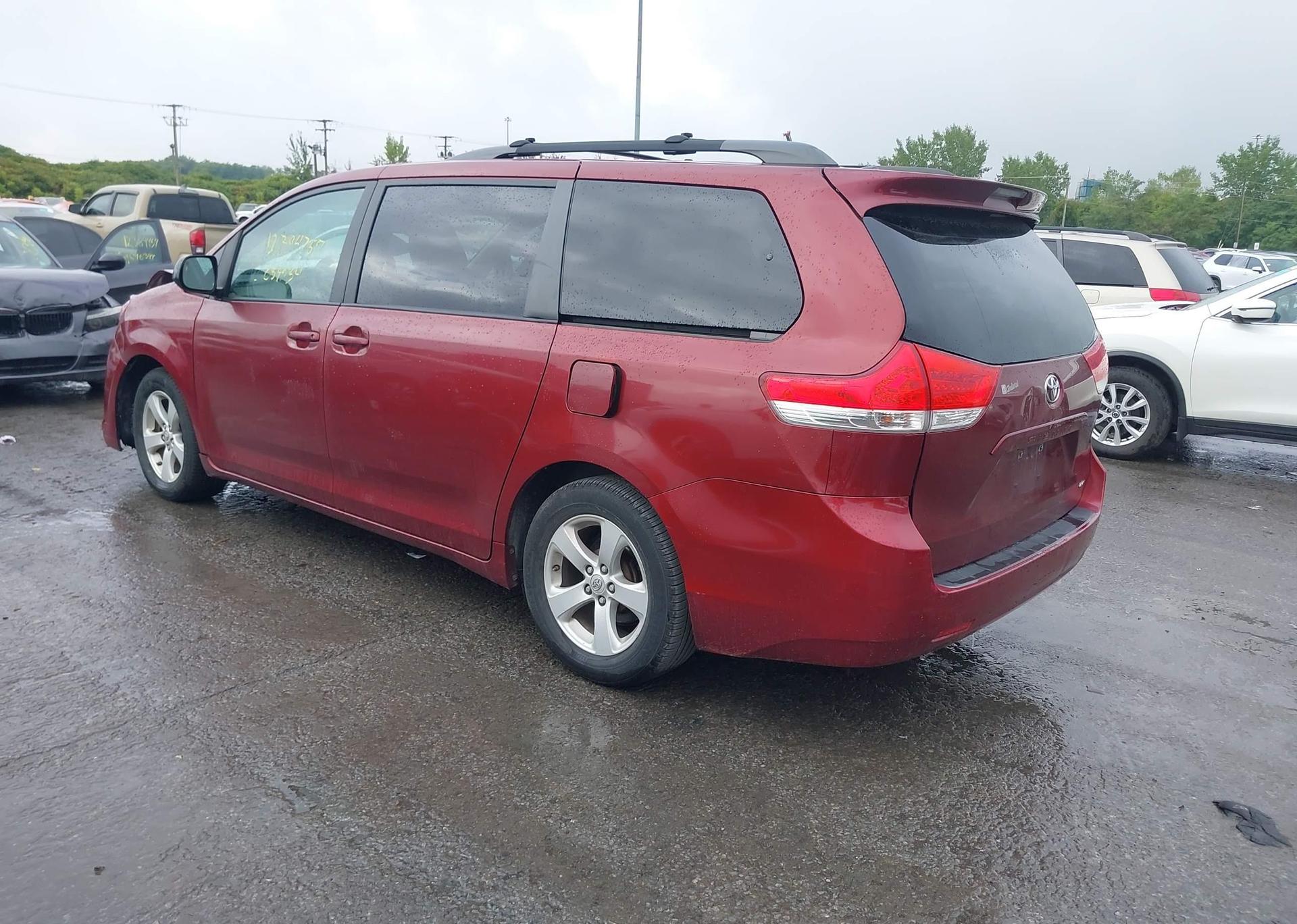 2011 TOYOTA SIENNA