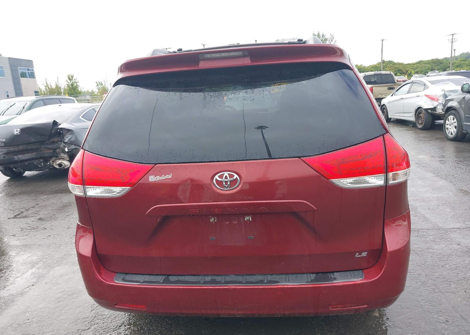 2011 TOYOTA SIENNA