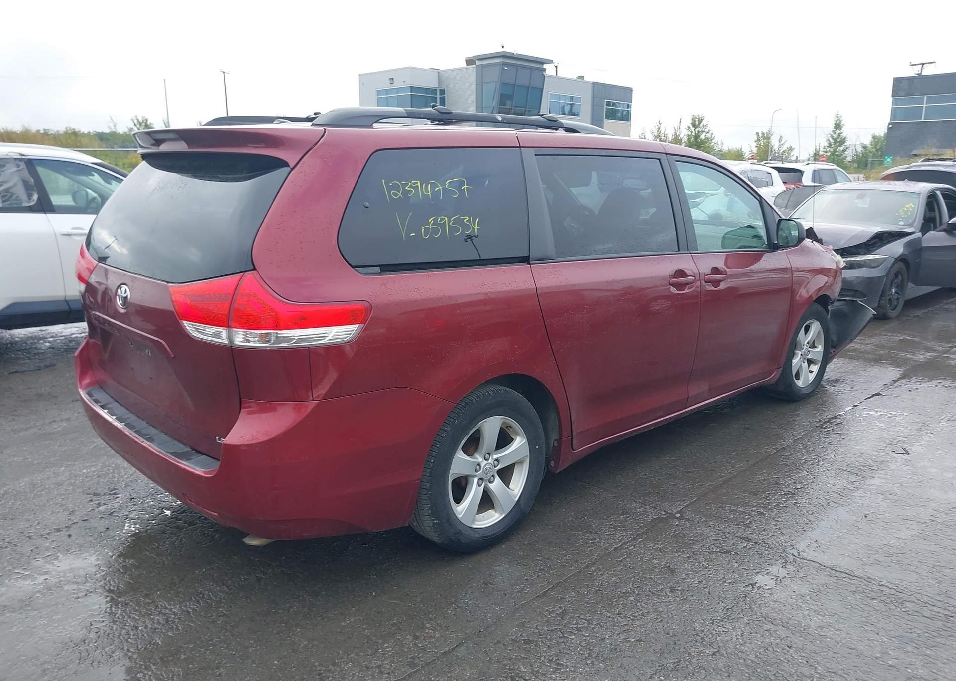 2011 TOYOTA SIENNA