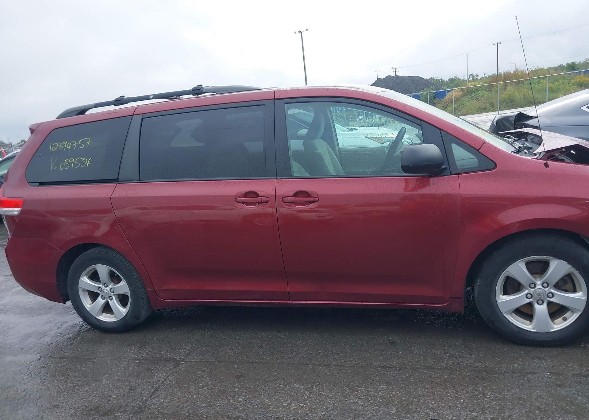 2011 TOYOTA SIENNA
