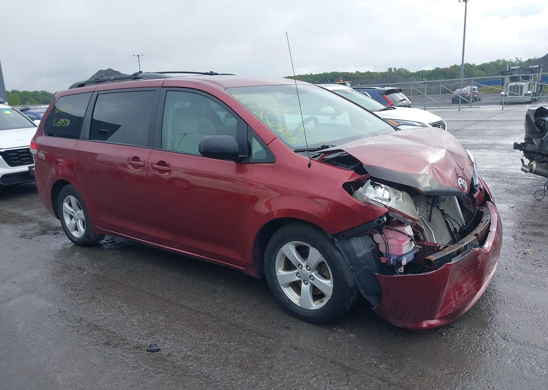 2011 TOYOTA SIENNA