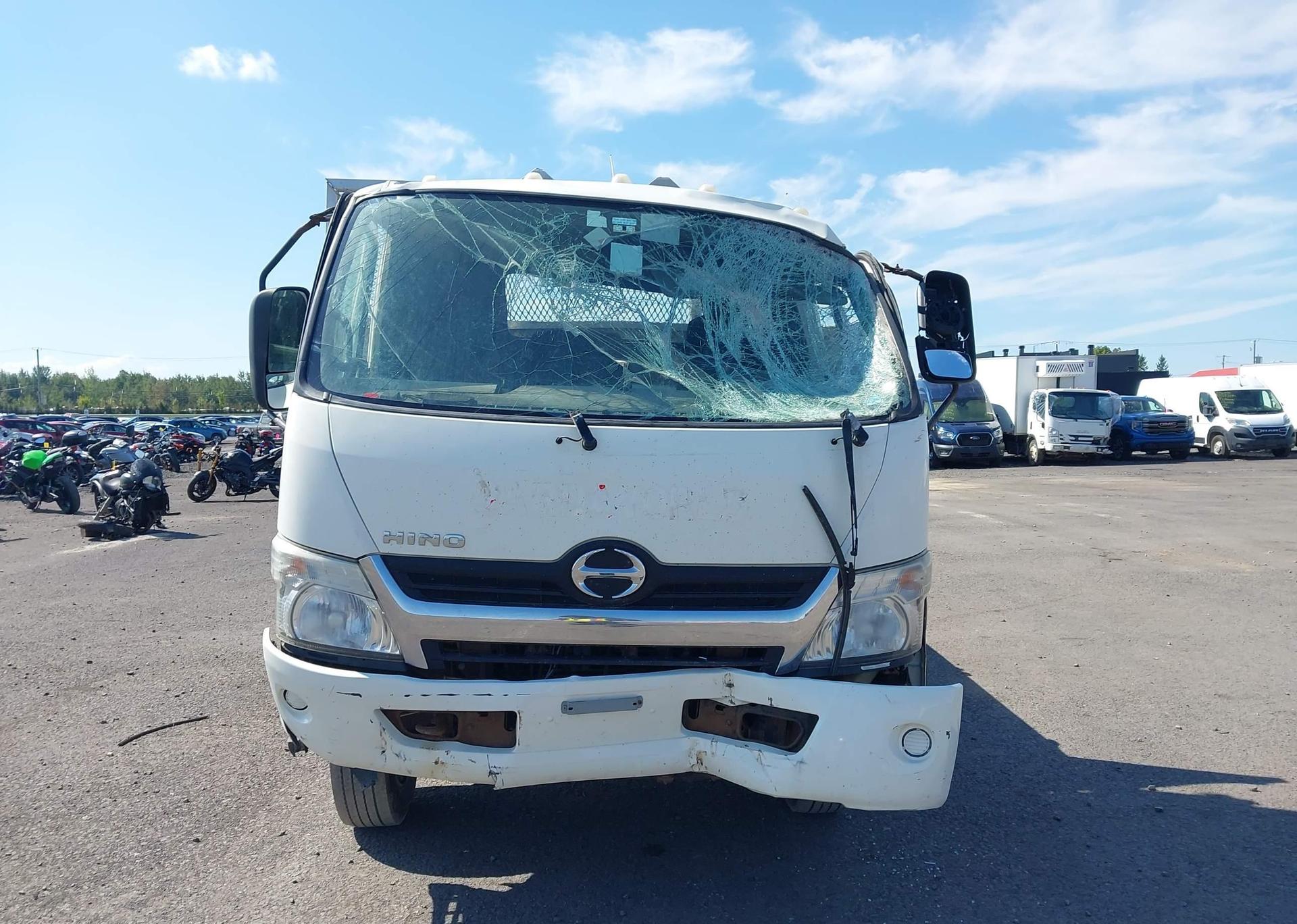 2015 HINO 195