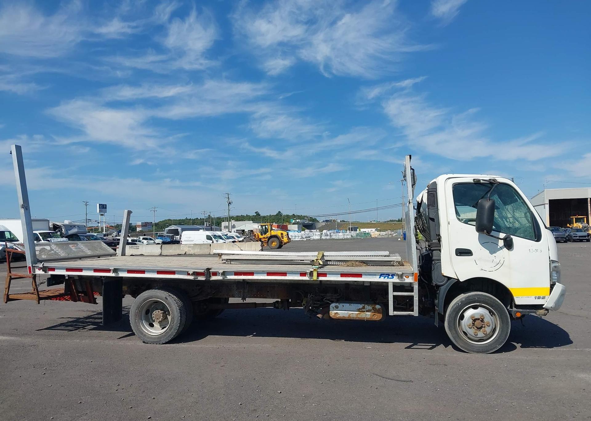 2015 HINO 195