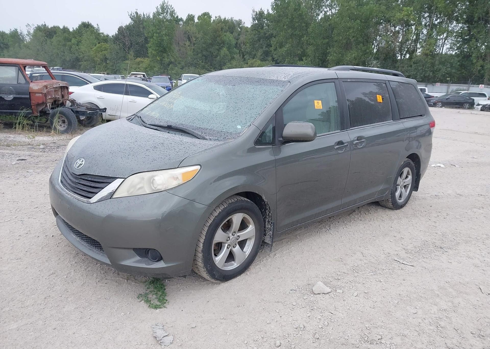 2011 TOYOTA SIENNA LE V6