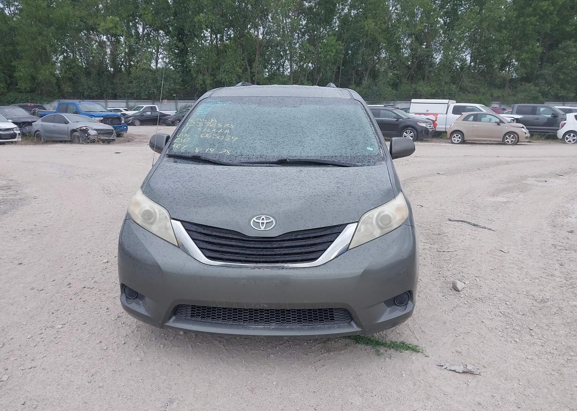 2011 TOYOTA SIENNA LE V6