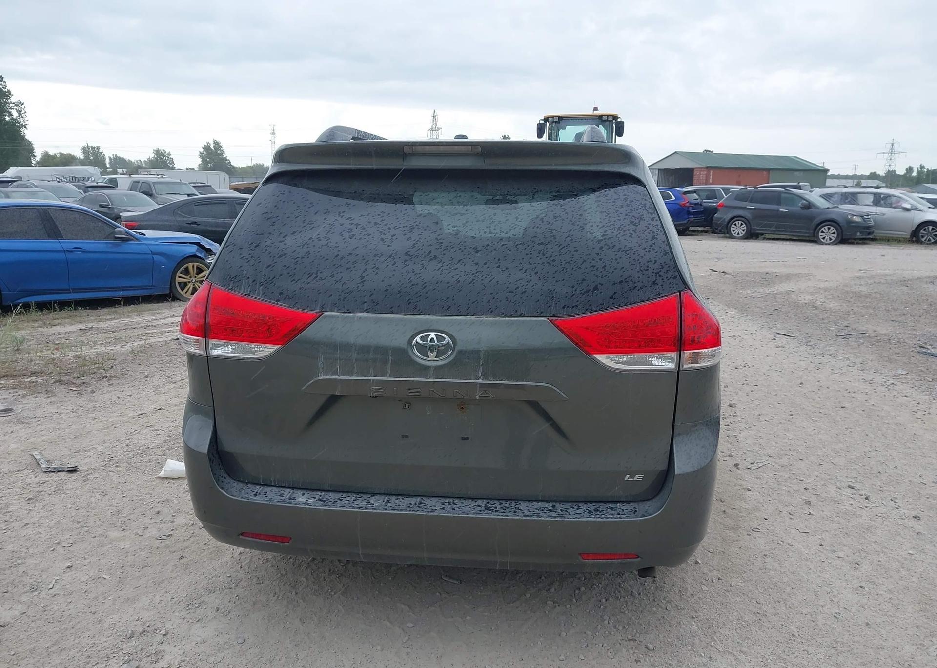 2011 TOYOTA SIENNA LE V6
